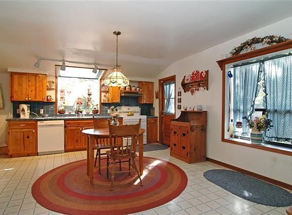 3rd image of 7202 S De Soto St