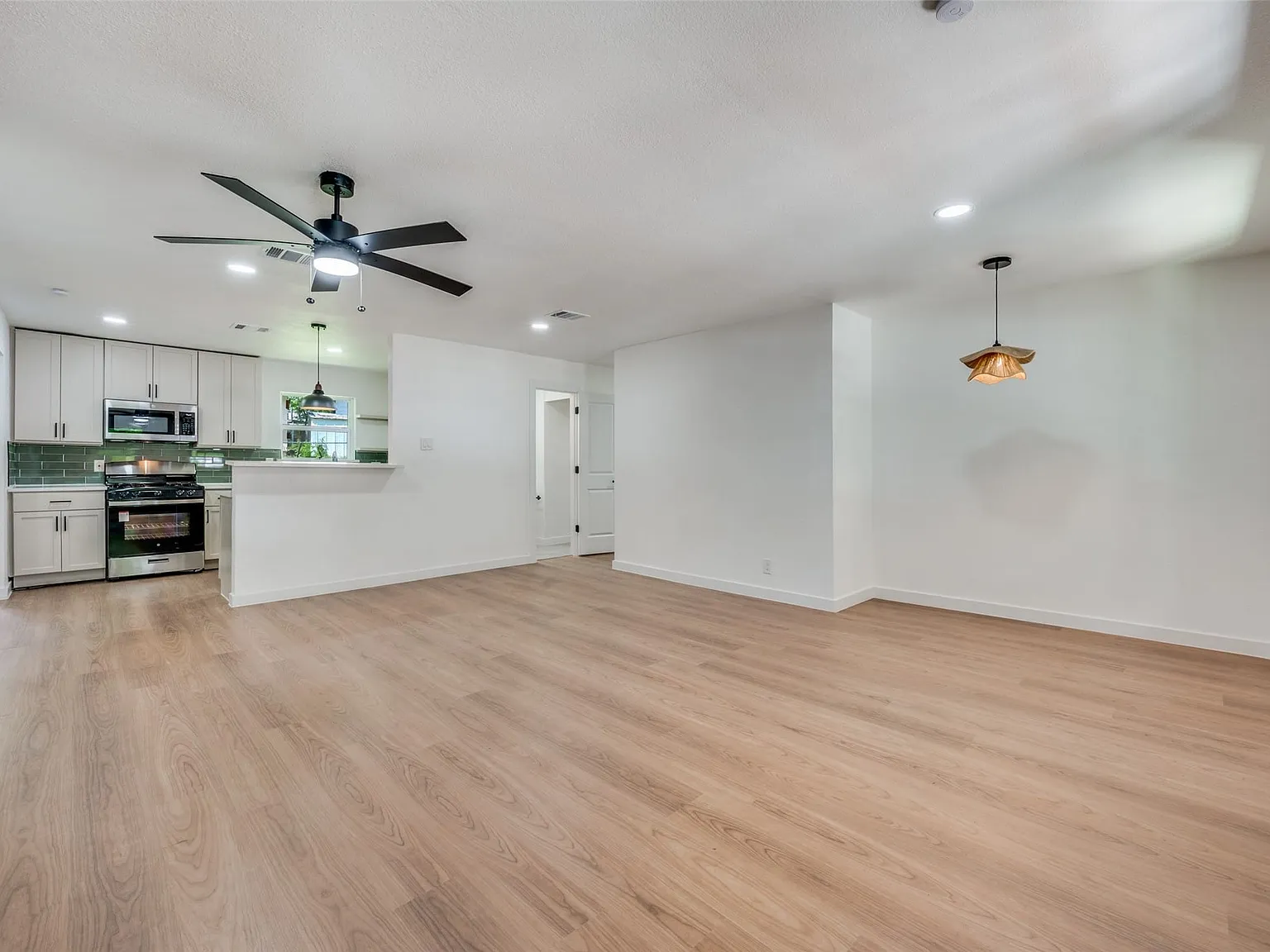 4 bed, 2.5 bath, 1776 sqft, $2,300 — Photo 3