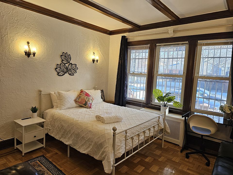 1st image of 3618 Crescent St #1