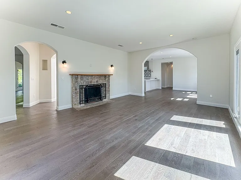 1043 S Plymouth Blvd — Photo 1