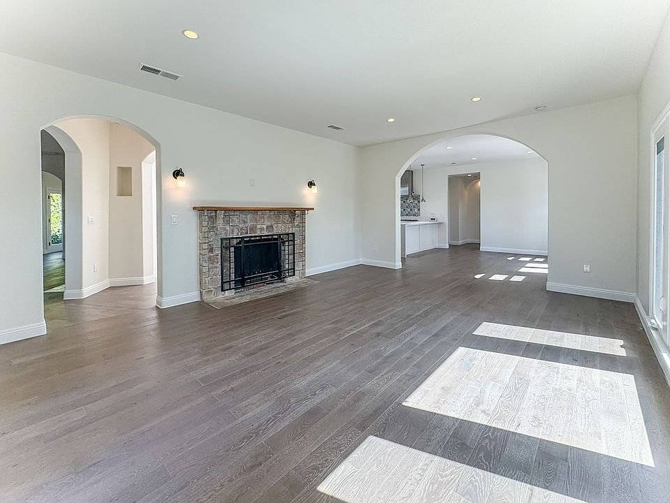 1st image of 1043 S Plymouth Blvd
