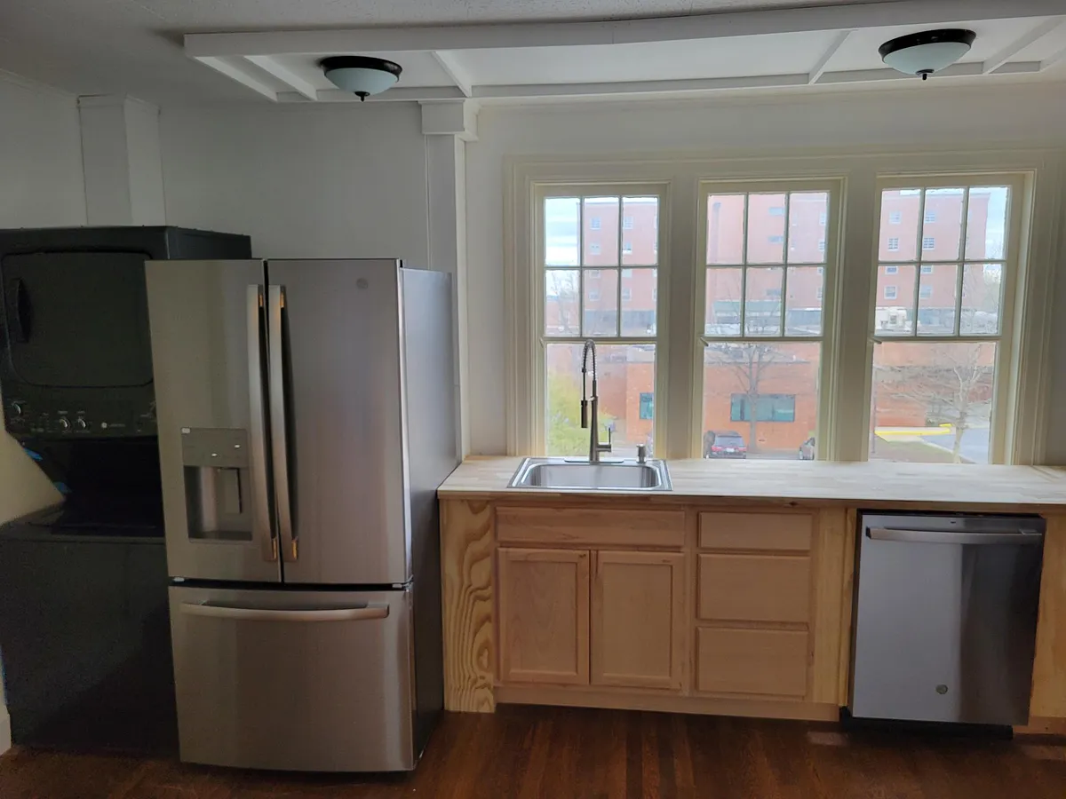 Building Photo - 423 W Cork St #B