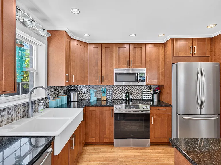 601 NE 14th Pl — Photo 16