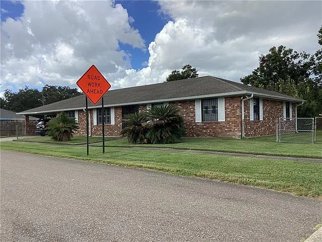 3 bed, 2.5 bath, 1985 sqft, $2,000 — Photo 2