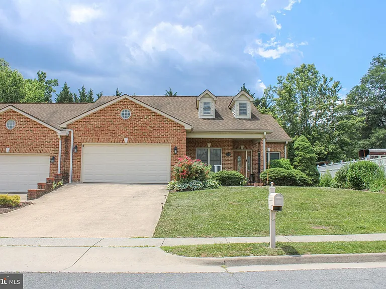 227 Donna Dr — Photo 4