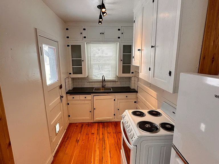 2445 Custer Ave — Photo 2