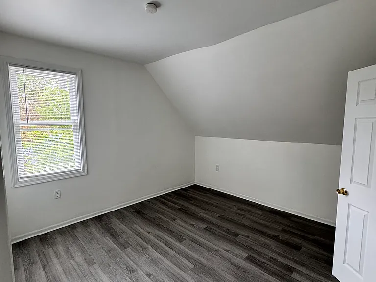 912 W 9th St — Photo 18