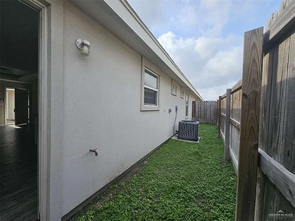 3 bed, 2.0 bath, 1087 sqft, $1,150 — Photo 2