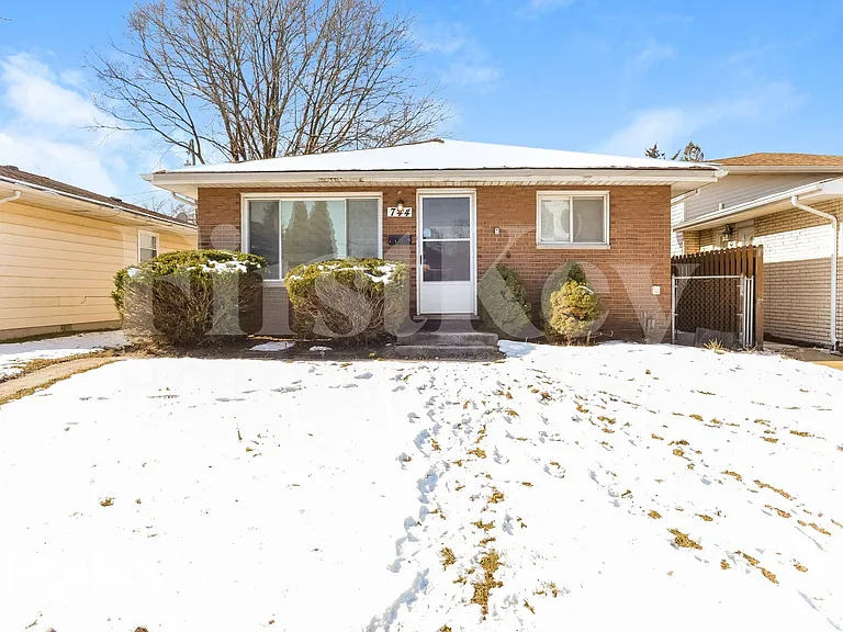 744 Newell Ave — Photo 1