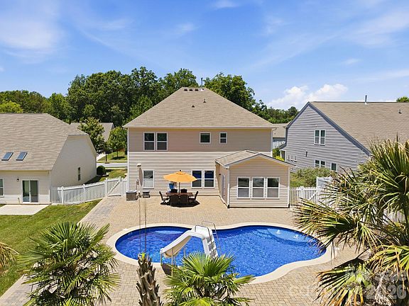 3rd image of 125 Paradise Hills Cir