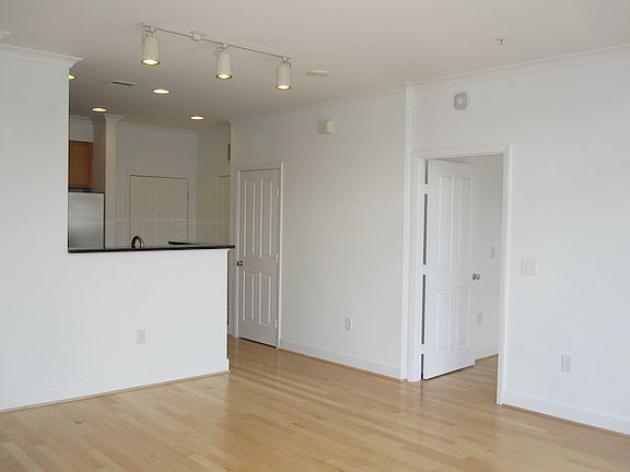 3rd image of 1205 N Garfield St APT Ph6