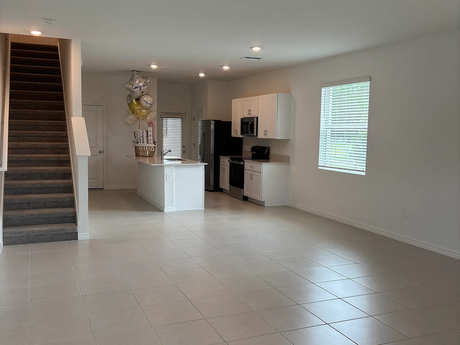 3 bed, 2.0 bath, 1801 sqft, $2,300 — Photo 3