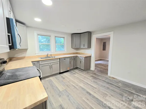 357 8th Avenue Dr SW, Hickory, NC 28602