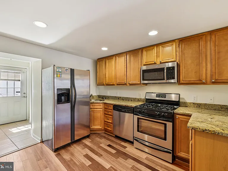 49 E Heath St — Photo 17