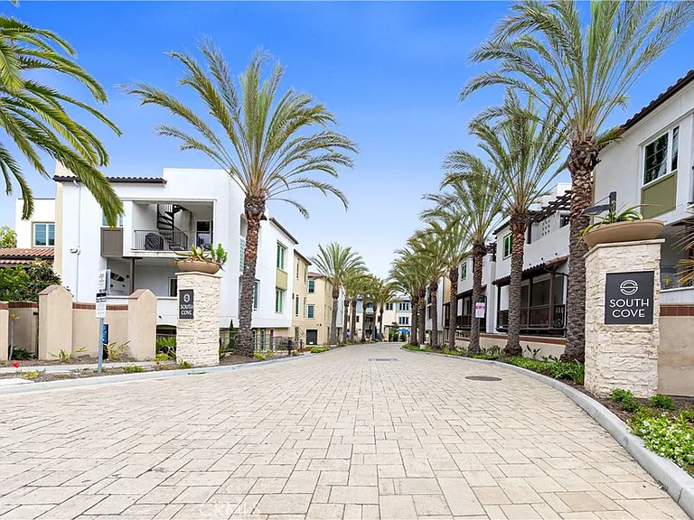 983 Doheny Way — Photo 31