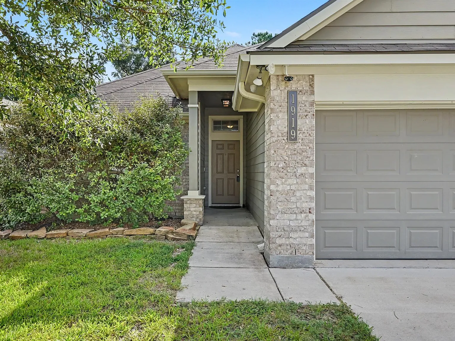 4 bed, 2.0 bath, 1759 sqft, $2,000 — Photo 3