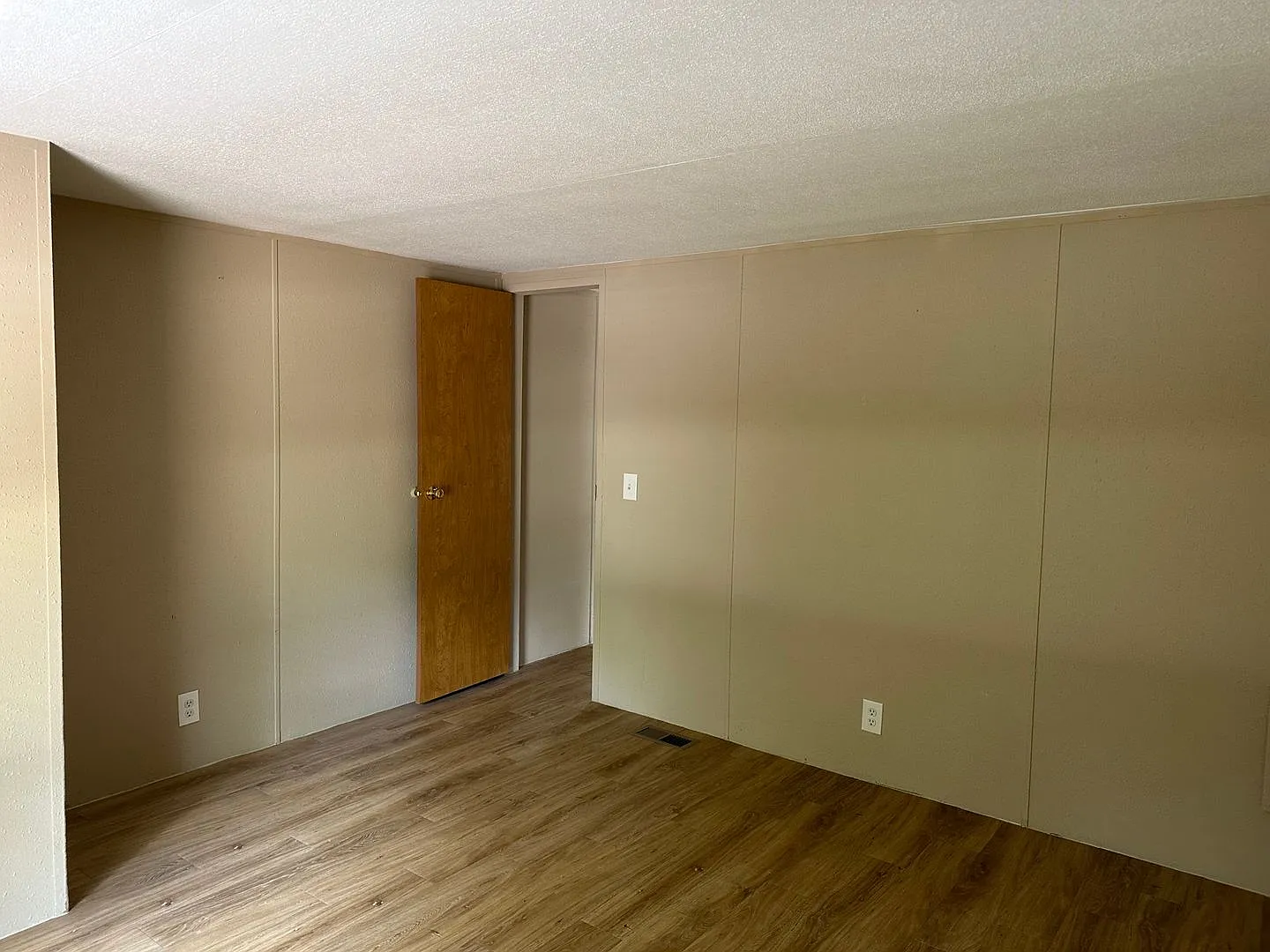 Well Maintained 2/2 home with fence enclosed — Photo 3