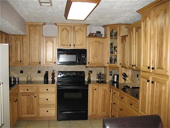 SPAICIOUS KITCHEN WITH PLENTY OF CABINETS