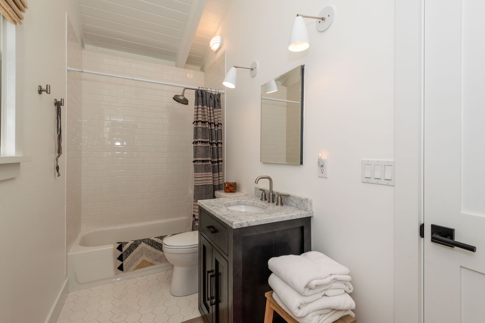  En-Suite Shared Bathroom With Two Guest Bedrooms 