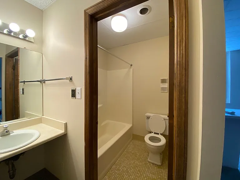 Cass Street Apartments — Photo 27