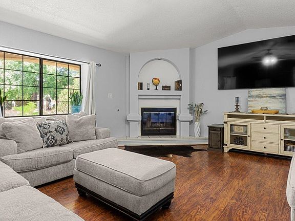 5th image of 231 Grosvenor Ct