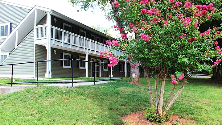Oak Hill Apartments — Photo 11