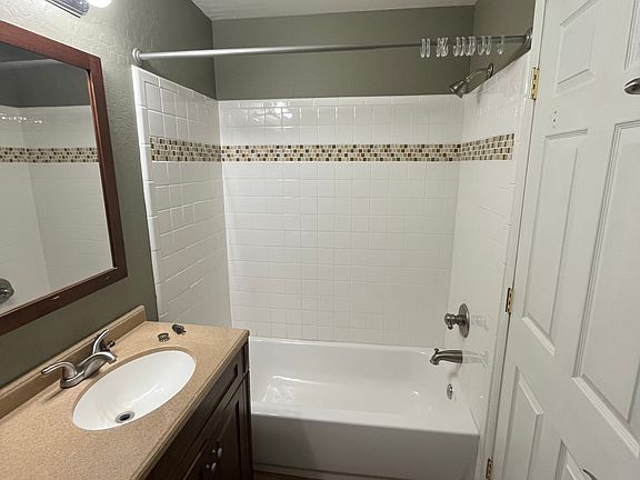 bathroom with tub/shower combo, toilet, sink