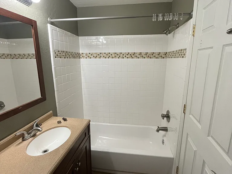 bathroom with tub/shower combo, toilet, sink