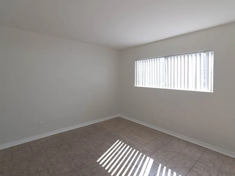 Sepulveda Apartments — Photo 23