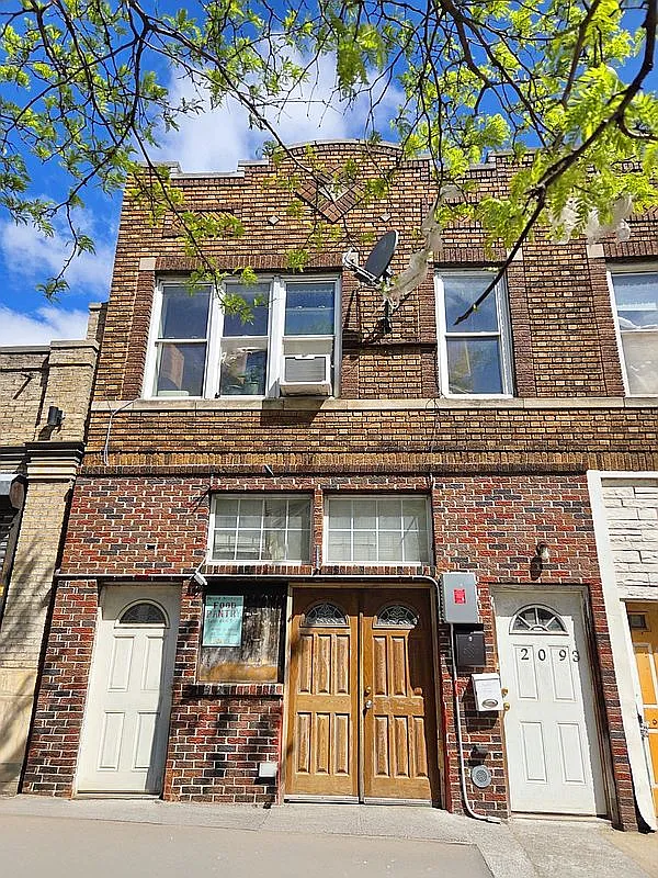 2093 Fulton St photo 1