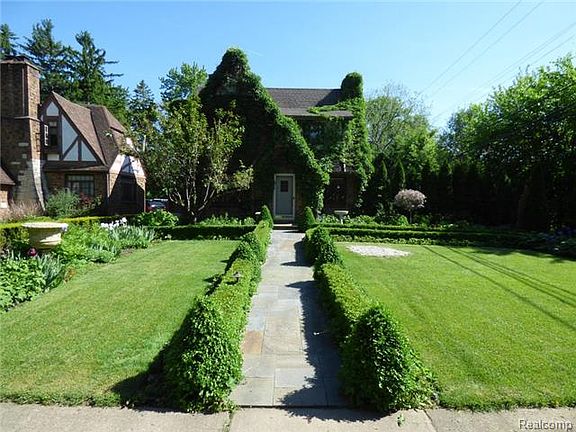 3rd image of 26571 Meadowood Ct N