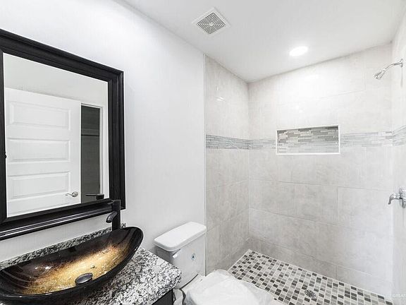 5th image of 1118 Hickory St