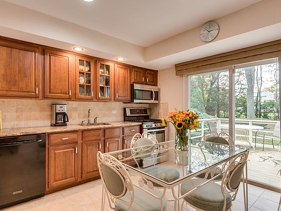 3rd image of 10 Zoranne Dr