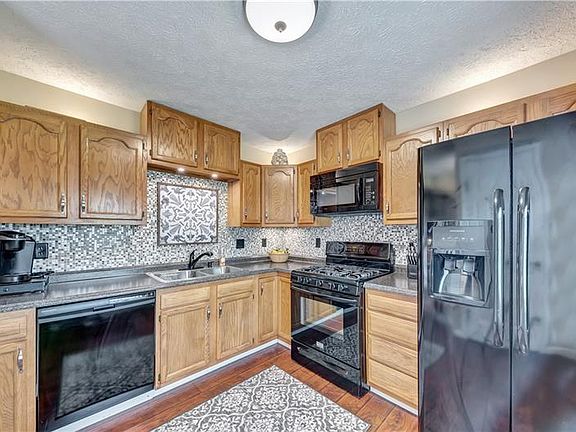 5th image of 2591 Hawthorne Dr