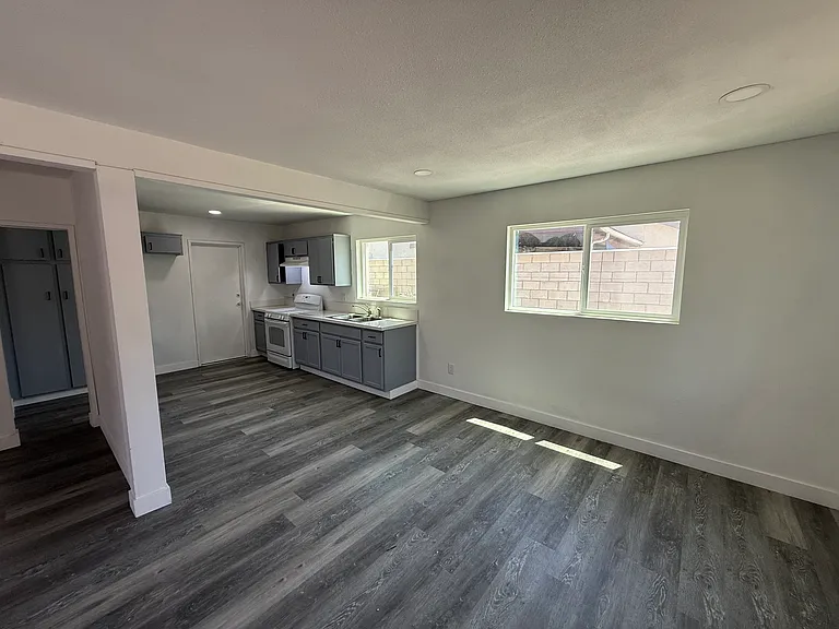 5678 Surrey Ln — Photo 6