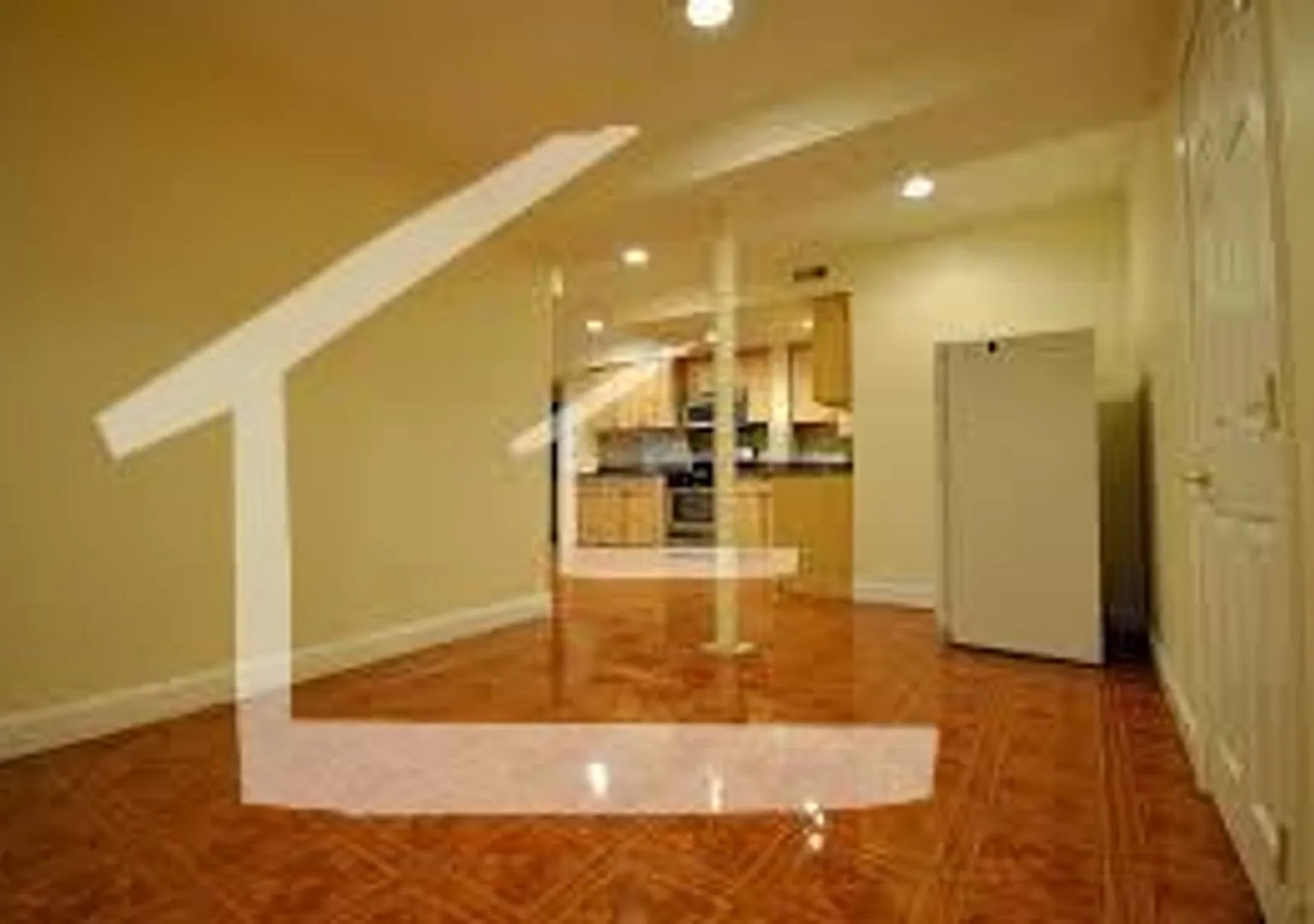 No Brokers Fee, Top Floor Unit on Washington ST. Nicely Kept. Laundry on a Site, Parking for Rent — Photo 2