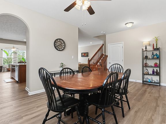 4th image of 564 Amersham Ct
