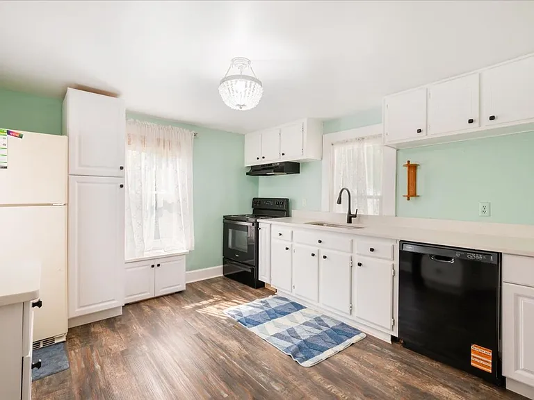 2208 E 56th St — Photo 11