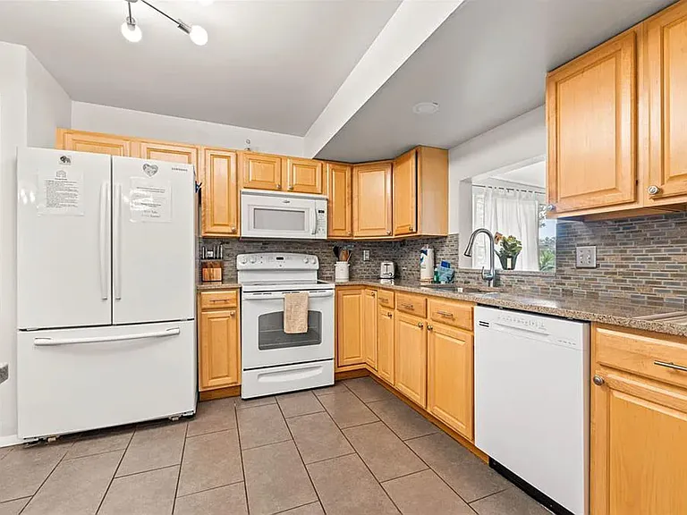 3003 Taunton Dr W — Photo 6