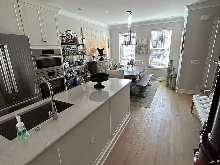 10324 Grosvenor Pl — Photo 7