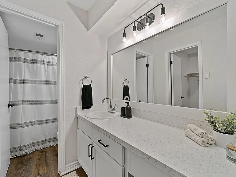 Lakeside Apartments — Photo 15