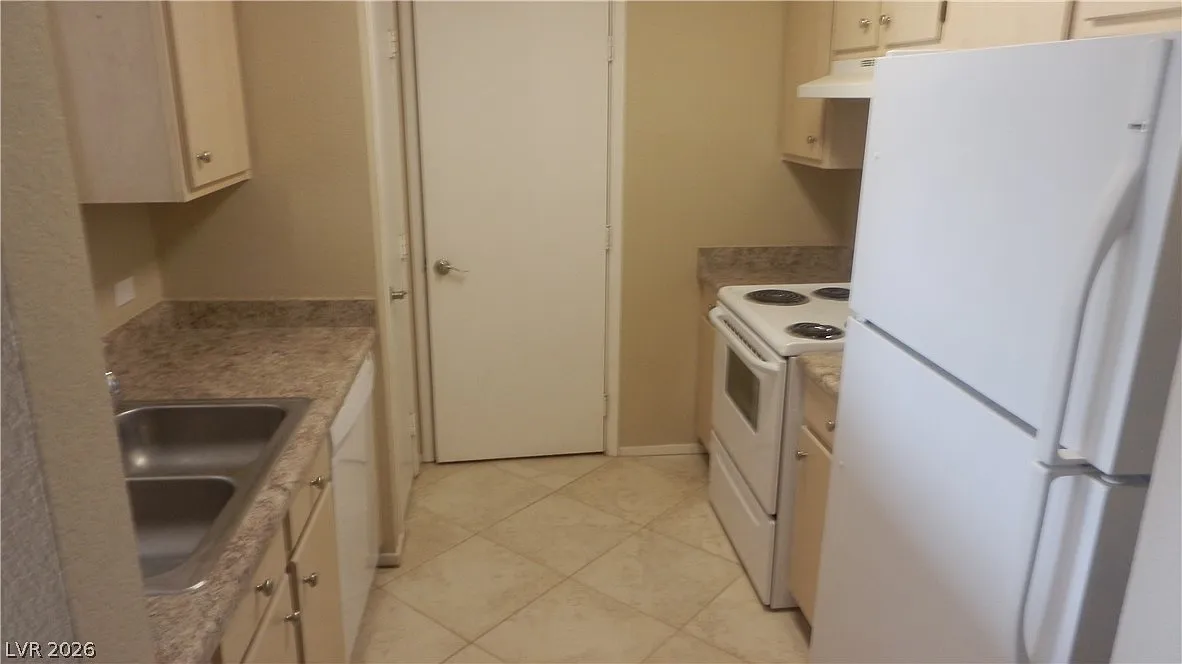 2 bed, 2.0 bath, 1062 sqft, $1,350 — Photo 2