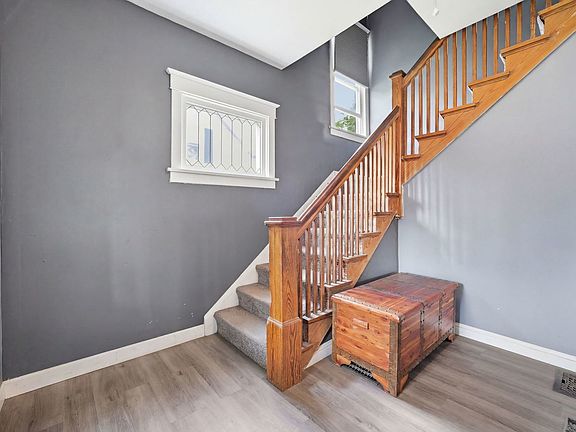 5th image of 924 Prospect St