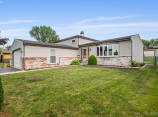 933 Saginaw Ct, Carol Stream, IL 60188