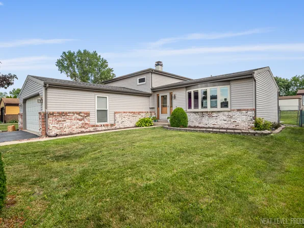 933 Saginaw Ct, Carol Stream, IL 60188