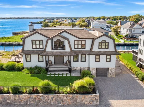36 Shinnecock Rd, East Quogue, NY 11942