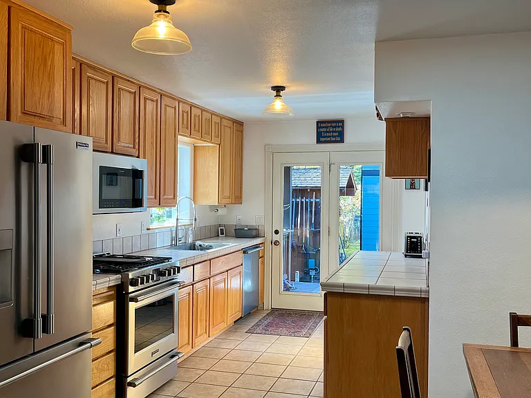 313 NW Riverfront St #1 — Photo 3