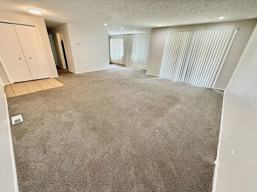 Aristocrat Apartments — Photo 2