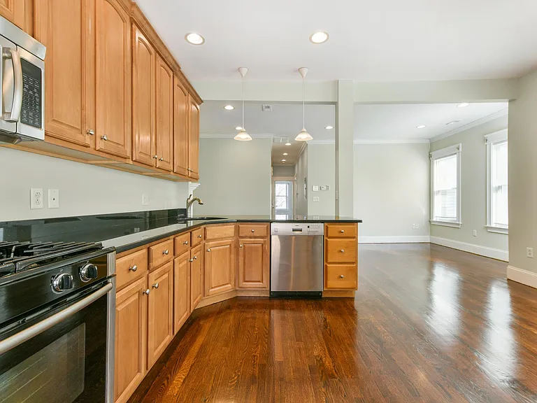 629 E 6th St #3 — Photo 4