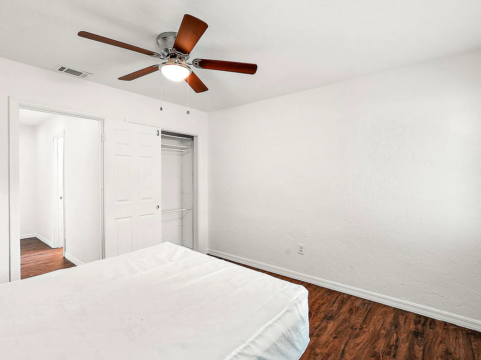 4 bed, 2.0 bath, 2800 sqft, $767 — Photo 3